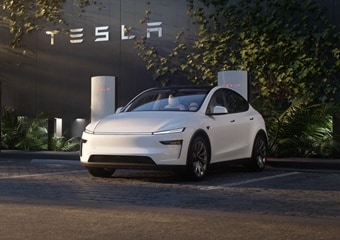 Tesla ने मुंबई में शुरू किया पहला शोरूम, जानें कितना होगा कंपनी की इलेक्ट्रिक कार का प्राइस
